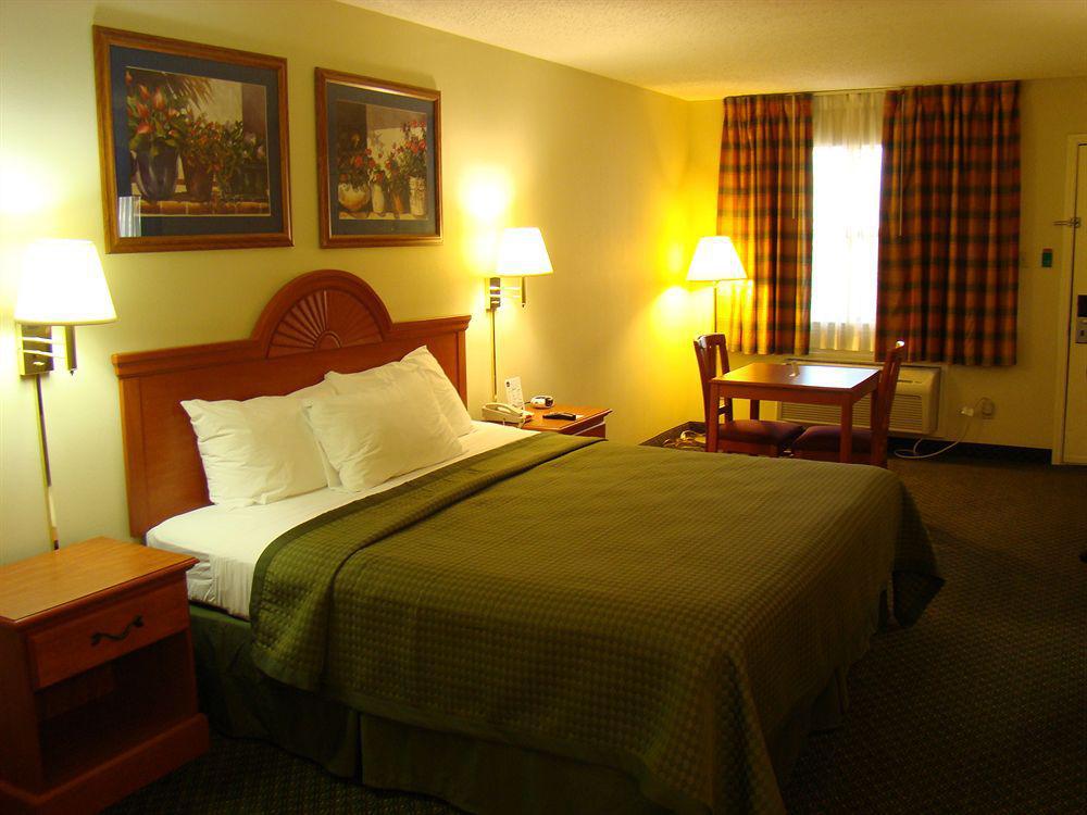 Quality Inn & Suites Garland - East Dallas Room photo